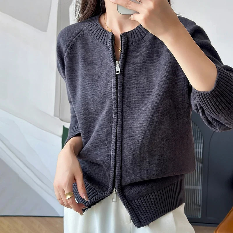 Cardigan til dame med glidelås, rund hals, finstrikket, lange ermer og ensfarget design