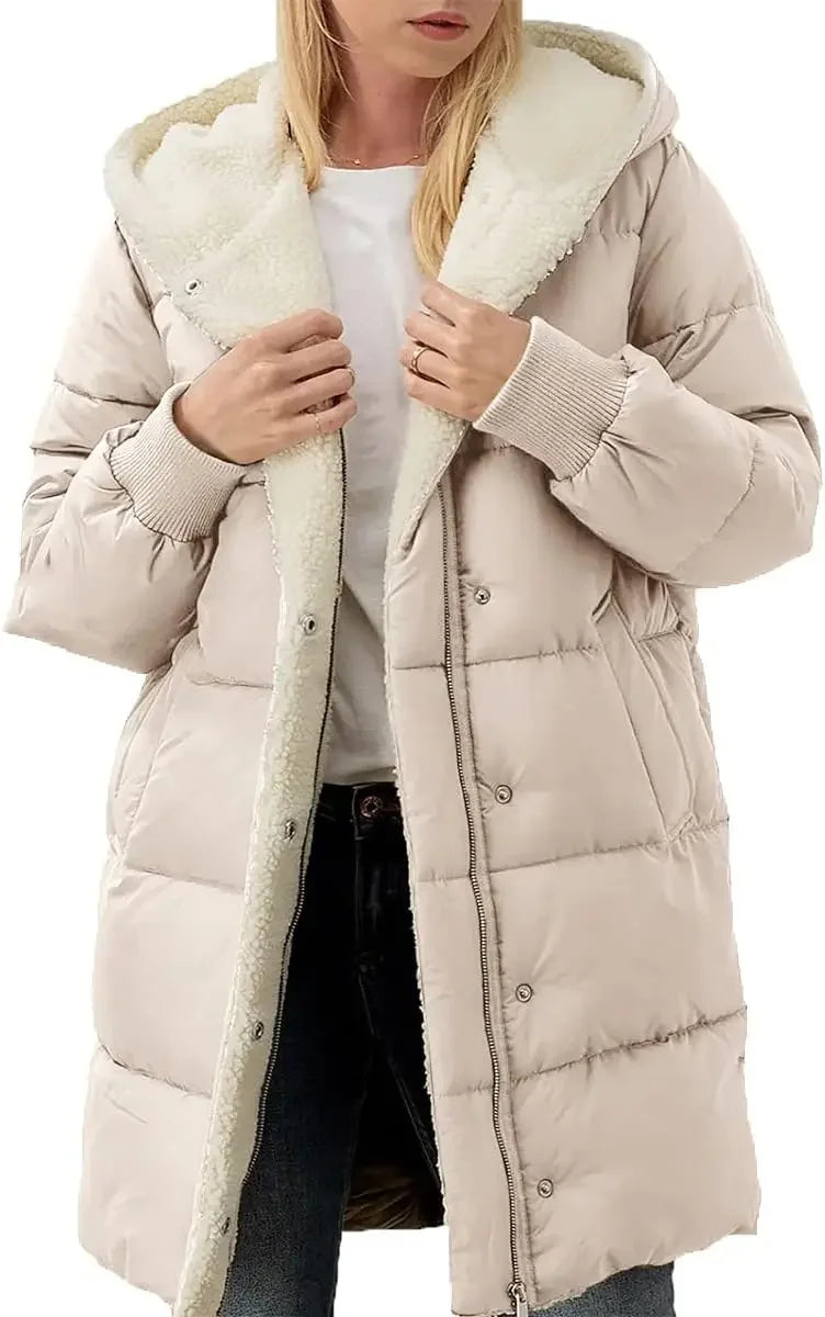 Cappotto invernale lungo trapuntato da donna con cappuccio foderato effetto montone