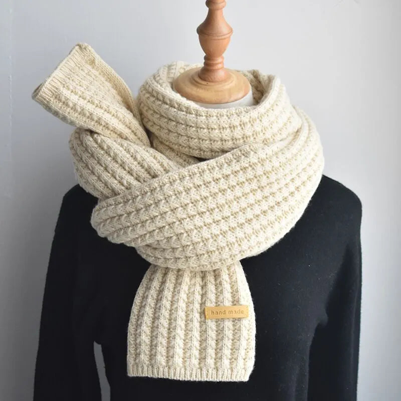 Weicher gerippter gestrickter Winterschal mit Etikett