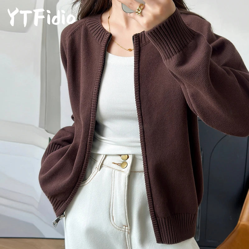 Cardigan til dame med glidelås, rund hals, finstrikket, lange ermer og ensfarget design