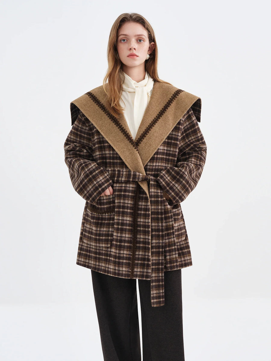 Cappotto ampio da donna a quadri con collo con cappuccio e cintura decorativa