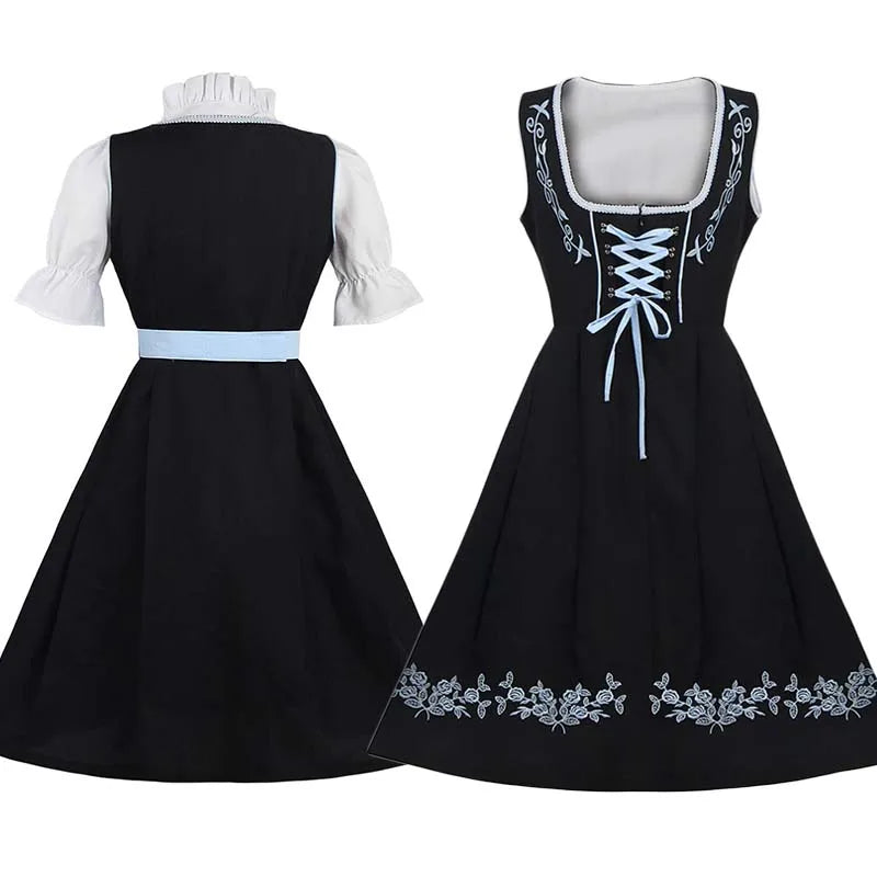 Sort og lyseblå dirndl-kjole med hvid bluse og broderet forklæde