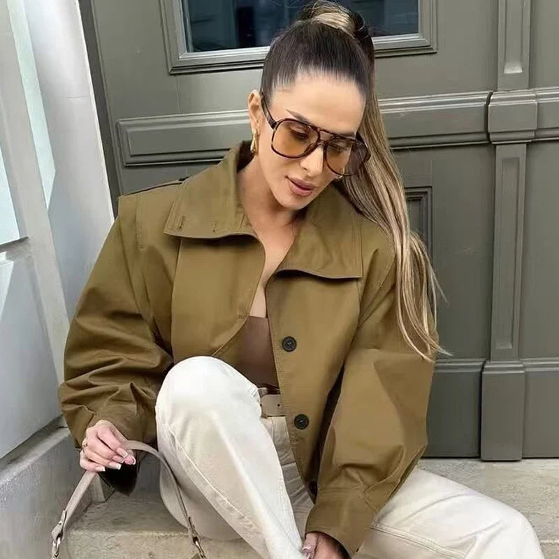 Giacca corta da donna color kaki con collo ampio e maniche lunghe a sbuffo