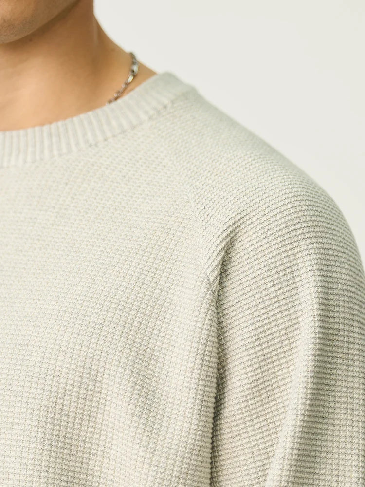 Ribstrikket herresweater med rund hals, raglanærmer og vasket blå farve
