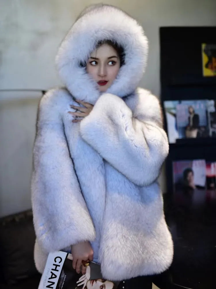 Cappotto da donna con cappuccio in ecopelliccia morbida, vestibilità ampia