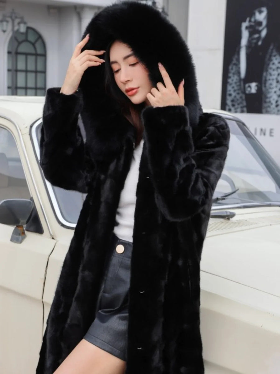Cappotto lungo da donna nero in materiale morbido con cappuccio e ecopelliccia
