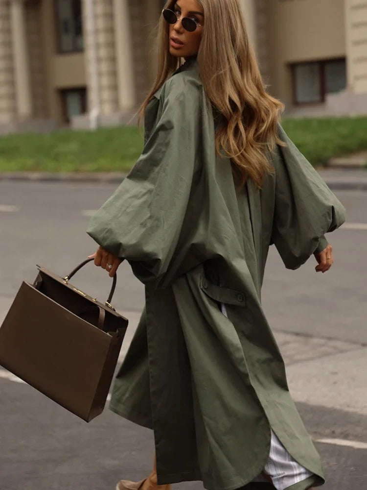 Trench-coat lungo e ampio da donna con maniche a sbuffo