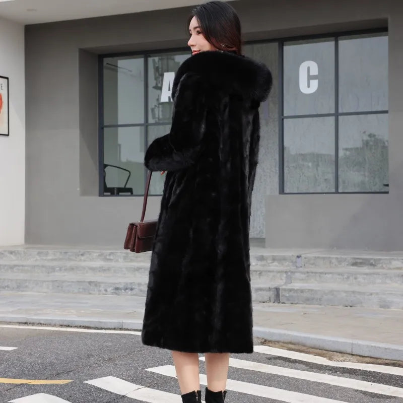 Cappotto lungo da donna nero in materiale morbido con cappuccio e ecopelliccia