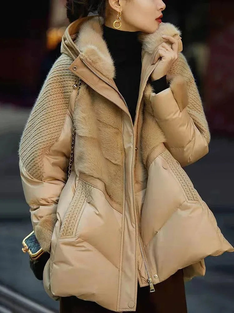 Doudoune matelassée Femme avec capuche et détails en maille et fausse fourrure beige