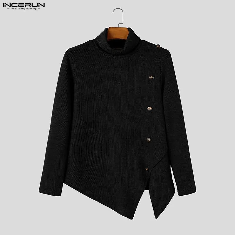Maglione marrone da uomo a collo alto con bottoni decorativi e orlo asimmetrico
