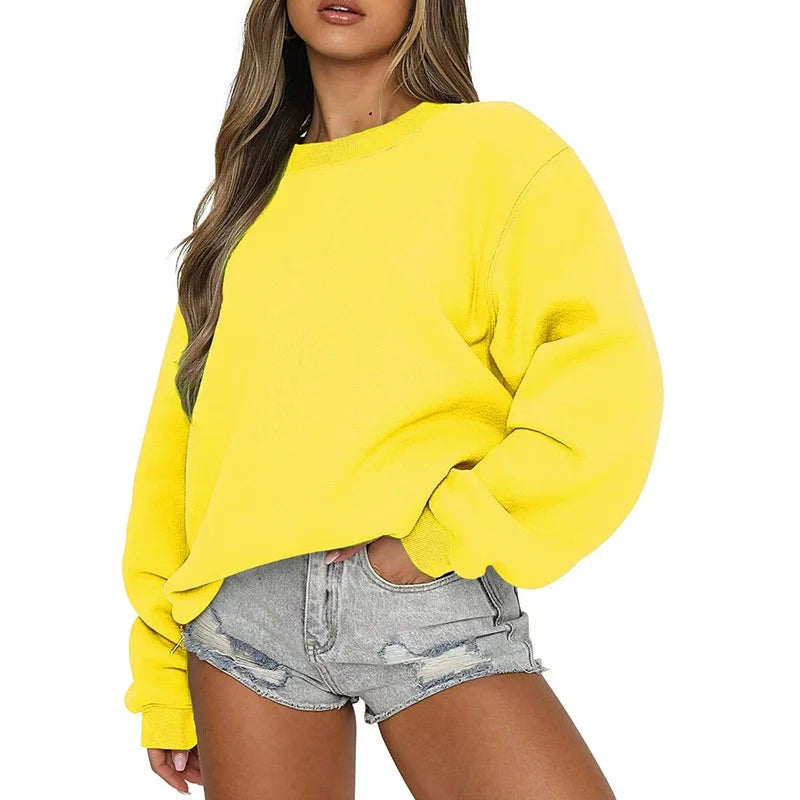 Ensfarvet, løstsiddende sweatshirt til kvinder med rund hals og lange ærmer