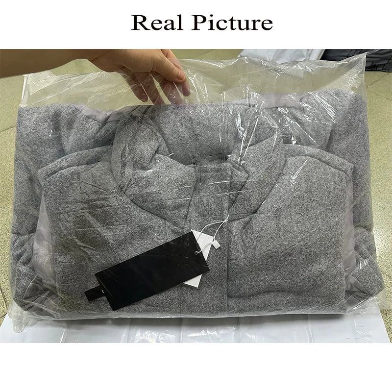 Gilet trapuntato grigio senza maniche con collo alto e tasche