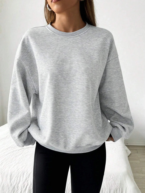 Weites Damen-Sweatshirt mit Rundhalsausschnitt, langen Ärmeln und in Hellgrau