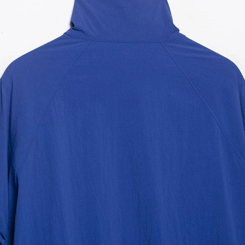 Blå damebluse med høj krave og justerbare ballonærmer