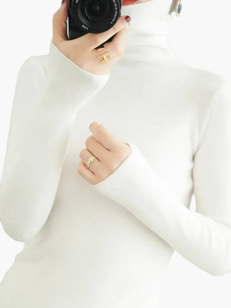 Elegancki damski sweter z golfem w szykownym stylu na jesień i zimę