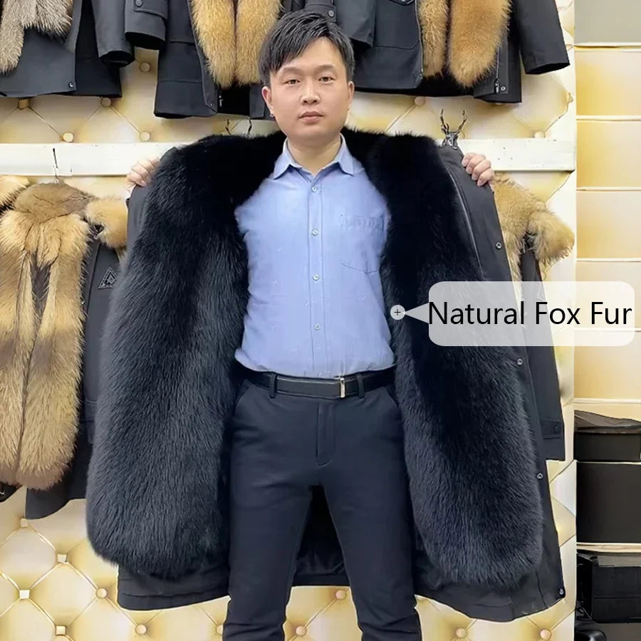 Langer schwarzer Herrenparka mit warmem Kunstpelzfutter in dunkler Optik für den Winter