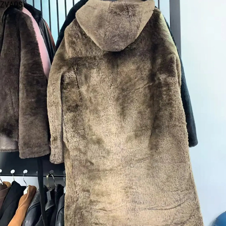 Langer Damenmantel mit Kapuze in Kamel mit Pelzoptik