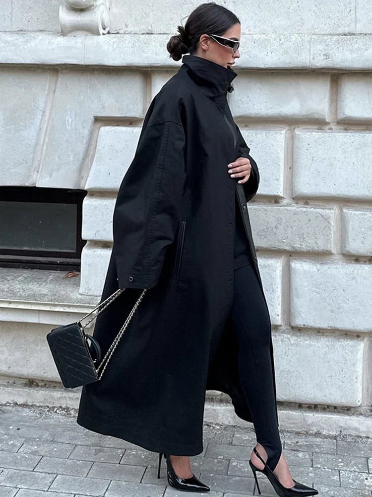 Elegante lange damestrenchcoat met opstaande kraag en ruime pasvorm