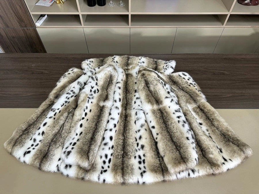Kurzer Damenmantel mit beigefarbenem und schwarzem Animalprint, Reverskragen und langen Ärmeln