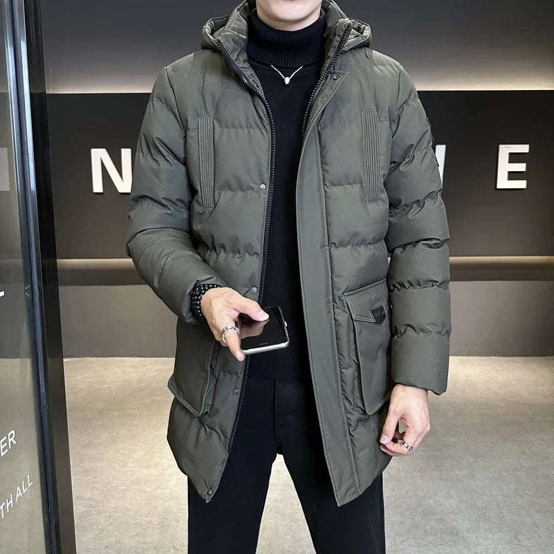 Piumino lungo trapuntato da uomo con cappuccio, cerniera e tasche, per l'inverno