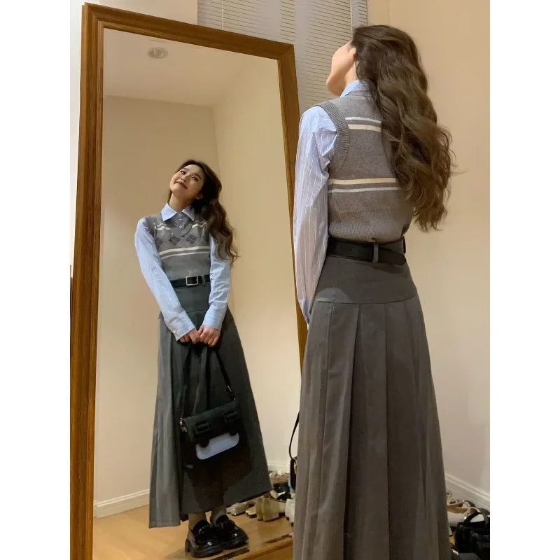 Damski zestaw składający się z szarej plisowanej długiej spódnicy i kraciastej kamizelki bez rękawów w stylu preppy