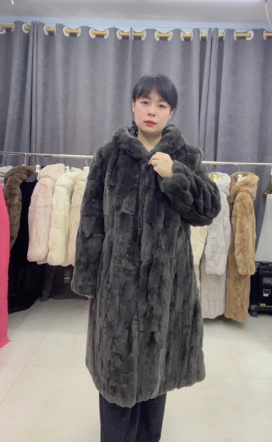 Cappotto lungo da donna con cappuccio in tessuto morbido e caldo, colori assortiti