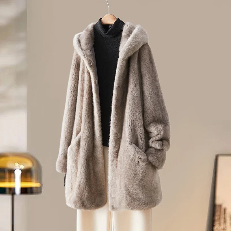 Lång beige damkappa med huva i mjuk fuskpäls