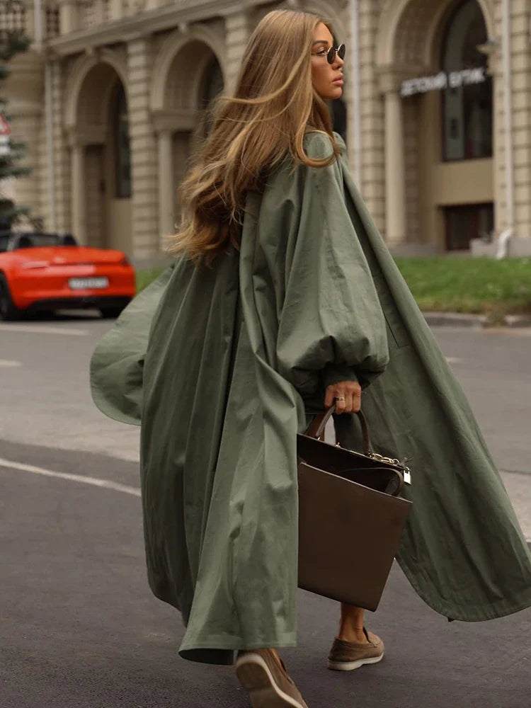 Trench-coat lungo e ampio da donna con maniche a sbuffo