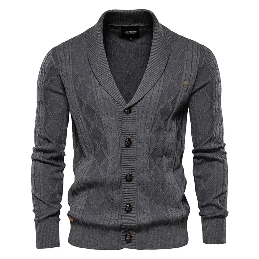Chaleco de punto trenzado gris oscuro para hombre con cuello chal y botones