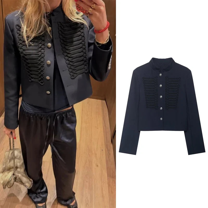 Giacca corta militare nera da donna con collo rialzato e bottoni decorativi