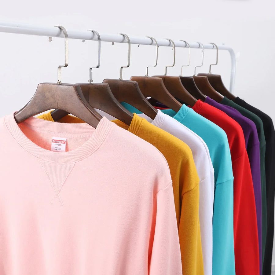 Ensfarvet sweatshirt med rund hals og lange ærmer