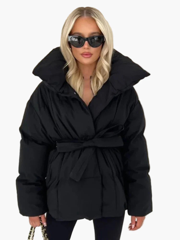 Vinterjakke for dame i elegant urban stil med belte og bred krage