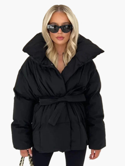 Vinterjakke for dame i elegant urban stil med belte og bred krage