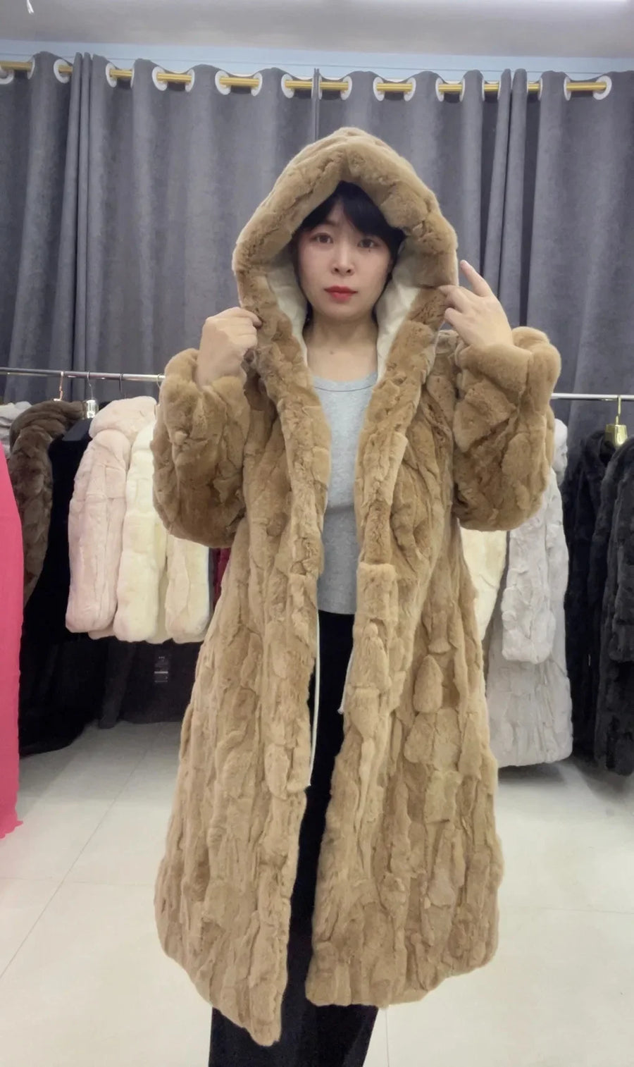Cappotto lungo da donna con cappuccio in tessuto morbido e caldo, colori assortiti
