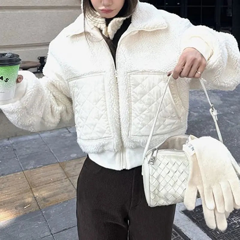 Giacca corta stile montone teddy con colletto a camicia e tasche trapuntate, nera