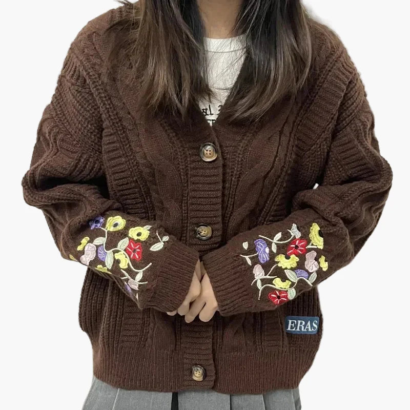 Cardigan donna oversize stile universitario con ricami floreali e bottoni – Look casual chic