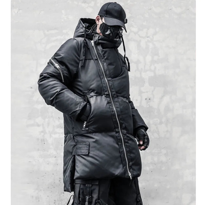 Lang svart vinterfrakk for menn med hette og flere glidelåser i techwear-stil