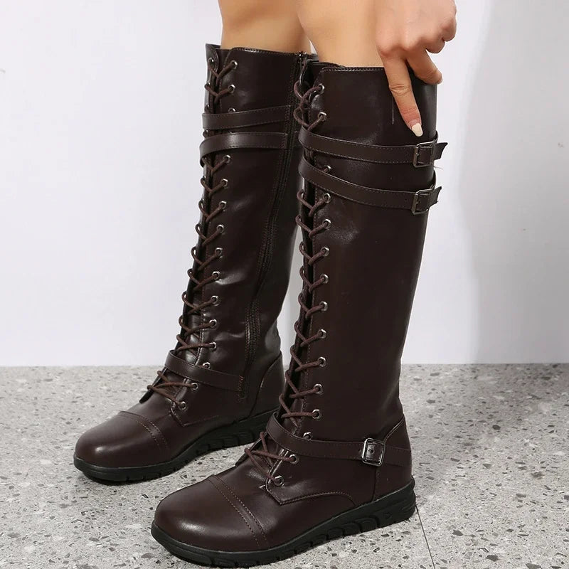 Hellbraune Damenstiefel mit hohem Schaft, Schnürung und Schnallen