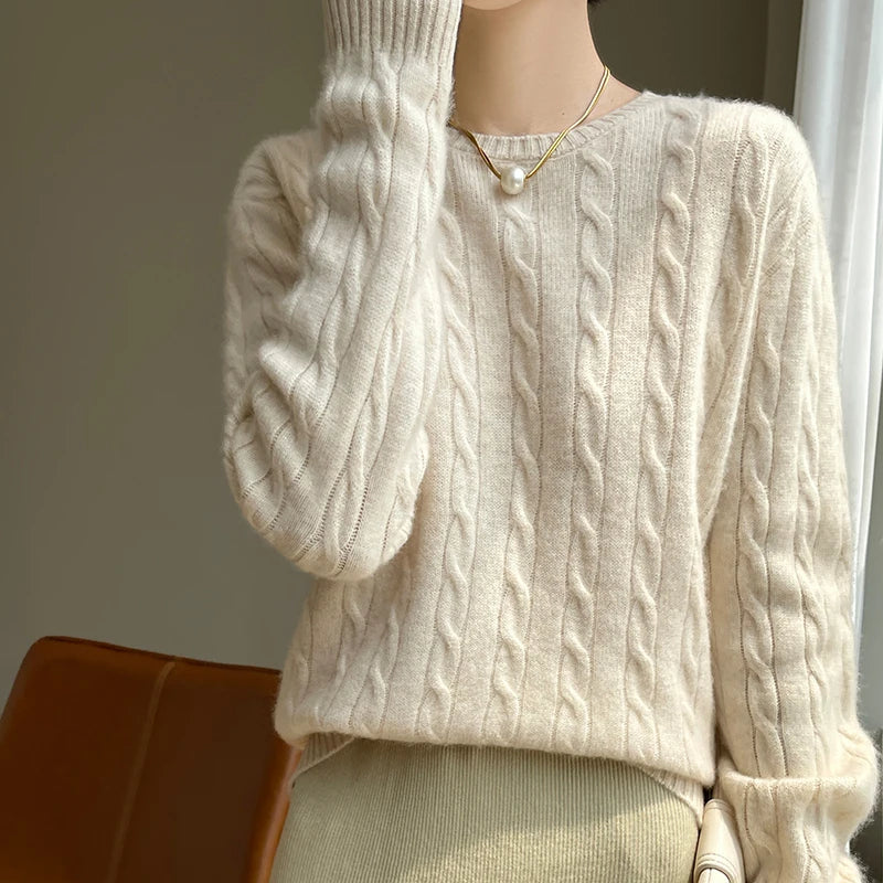 Damenpullover mit Rundhalsausschnitt aus Zopfmuster-Strick mit langen Ärmeln in Rosa