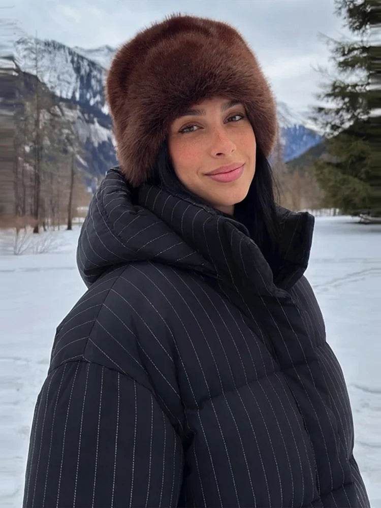 Damen-Steppjacke mit feinen Streifen und Kapuze