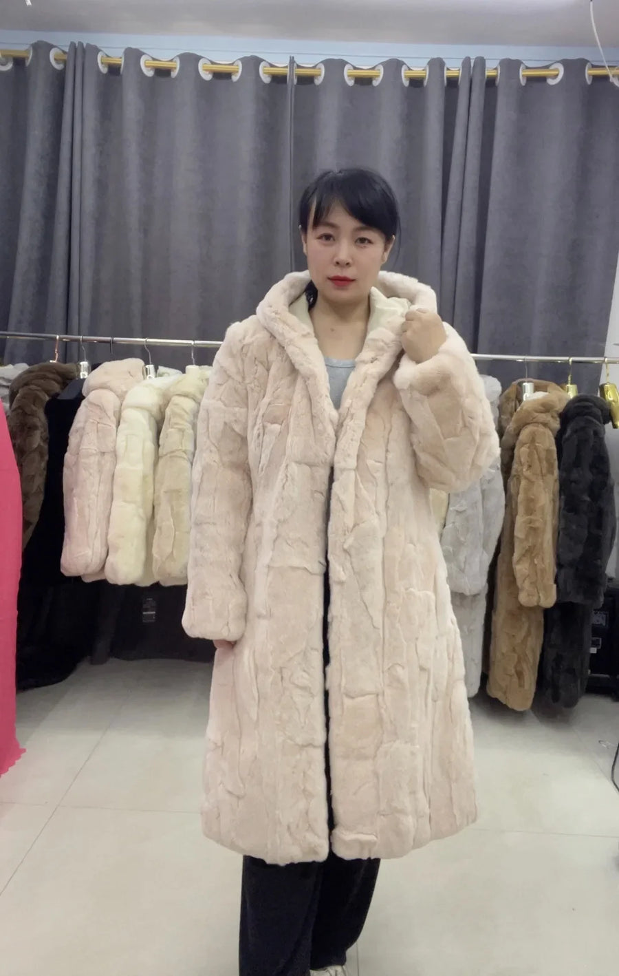 Cappotto lungo da donna con cappuccio in tessuto morbido e caldo, colori assortiti