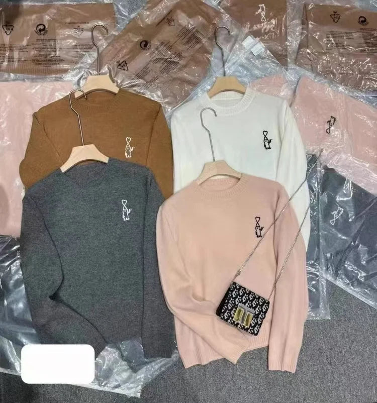 Maglione da donna con collo rotondo, motivo ricamato e colori a tinta unita