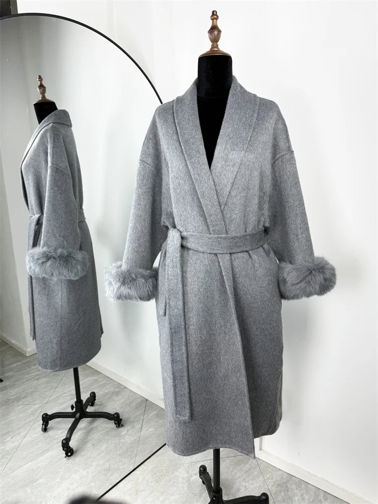 Veste courte femme ceinturée en tissu doux avec poignets en fausse fourrure