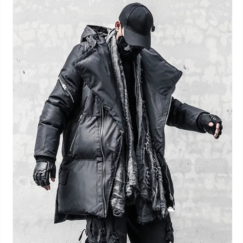 Lang svart vinterfrakk for menn med hette og flere glidelåser i techwear-stil