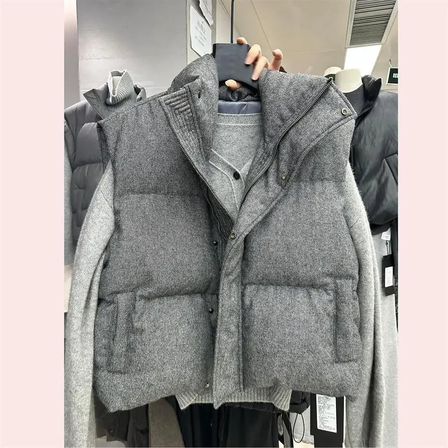 Gilet trapuntato grigio senza maniche con collo alto e tasche
