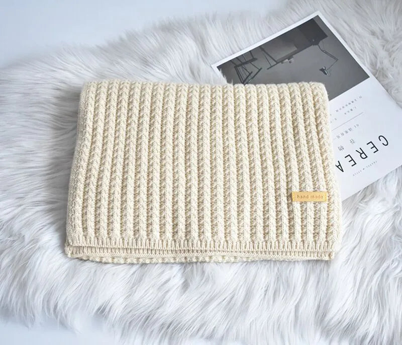 Weicher gerippter gestrickter Winterschal mit Etikett