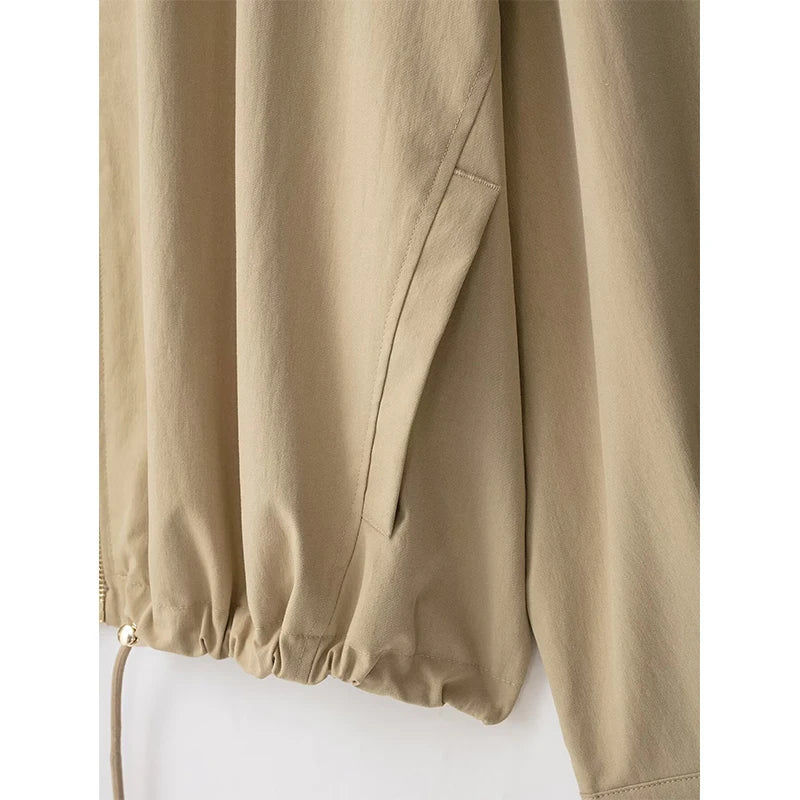 Kurzer beiger Damenblouson mit karierter Fütterung, Kapuze und Kordelzug