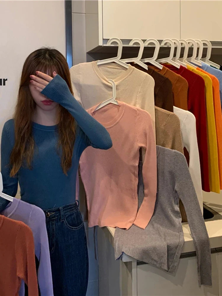 Ribbestrikket topp med lange ermer og rund hals for dame - flere farger
