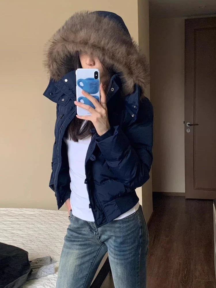 Piumino corto da donna con cappuccio in ecopelliccia blu navy