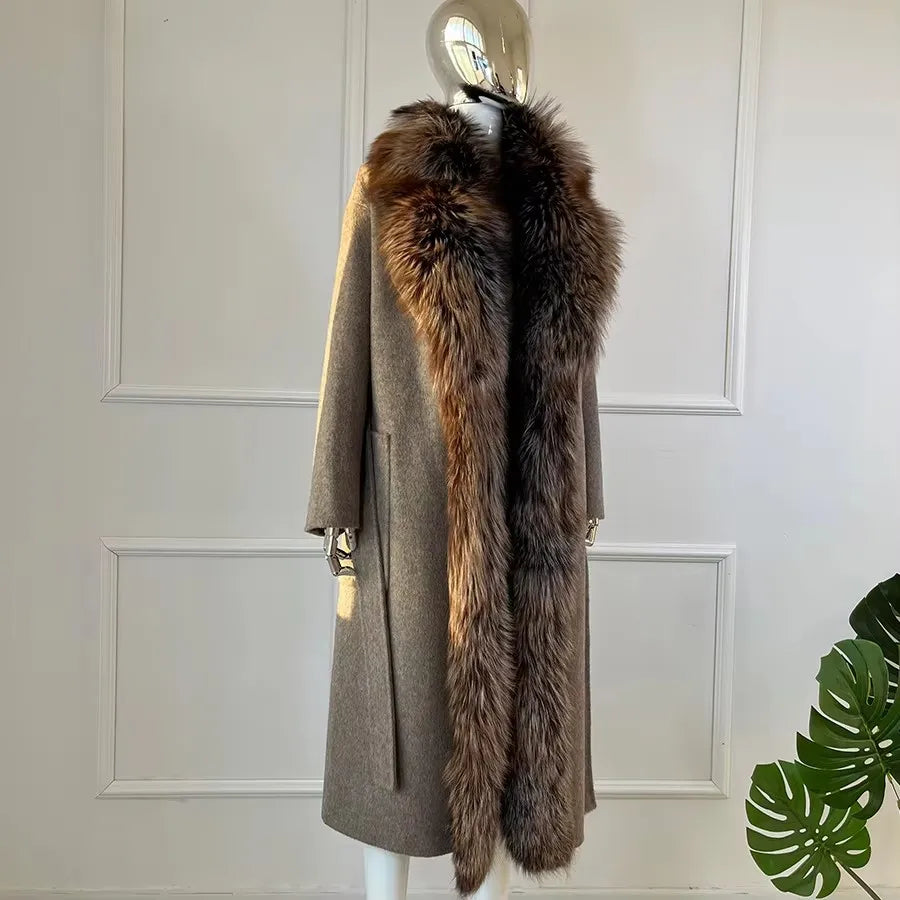 Langer Damenmantel mit braunem Schalkragen aus Kunstfell